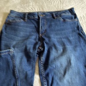 G.H. Bass & Co. Straight Leg Ankle Jeans Size 8.            Excellent Condition